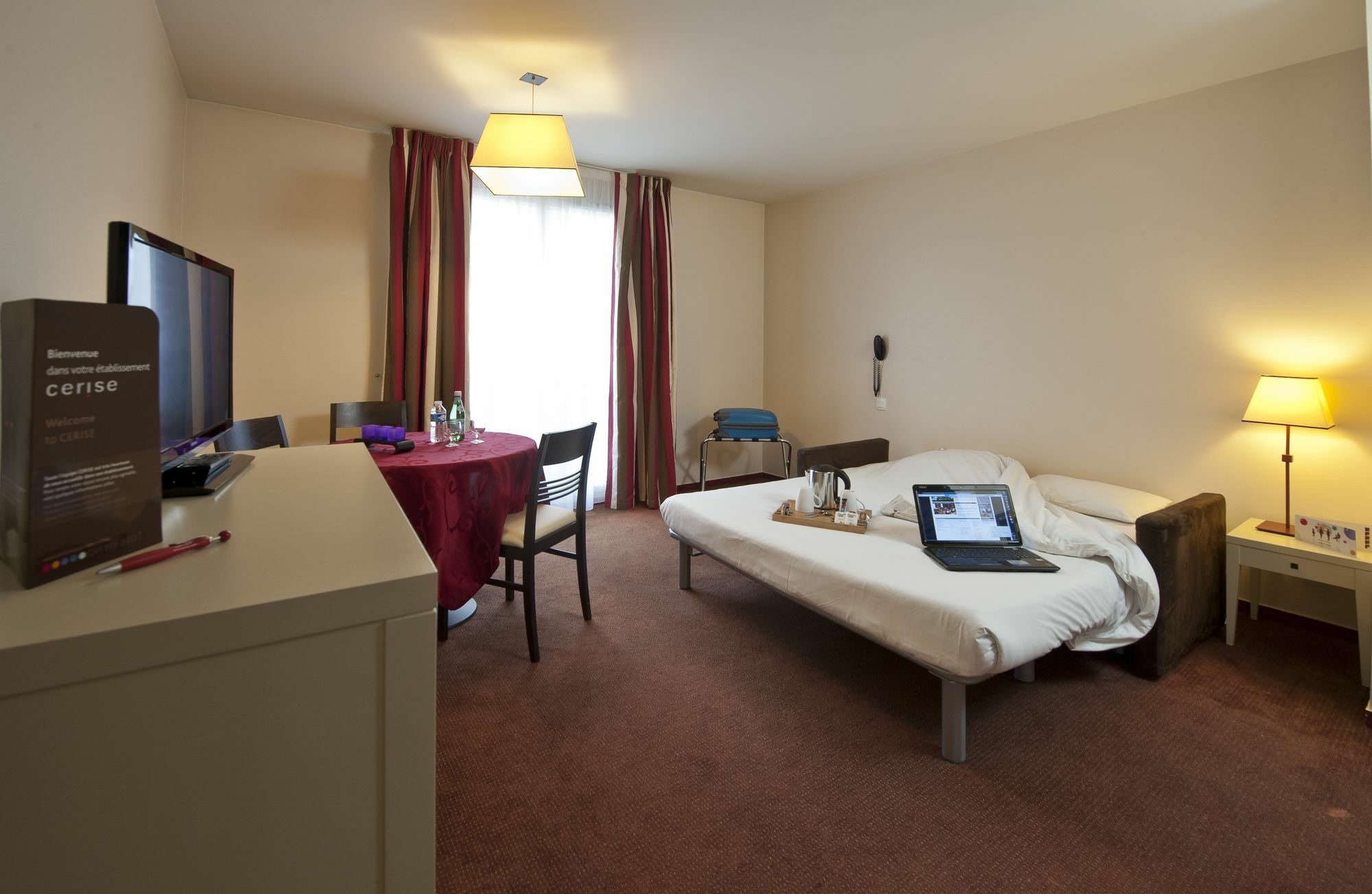 Hotel Cerise Chatou Exteriör bild